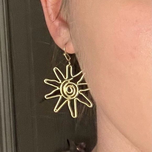 SUN DROP EARRINGS IN GOLD TONE - Picture 2 of 8